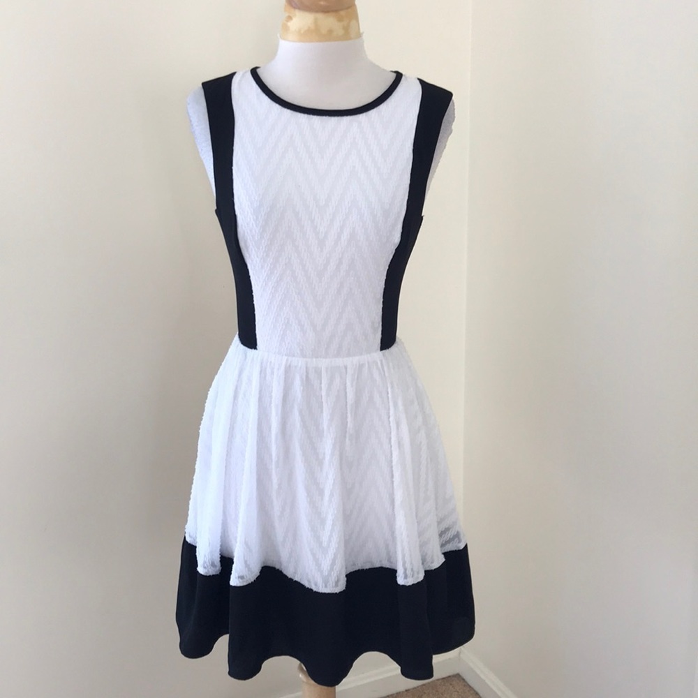 Rachel Rachel Roy SZ 2, white / black textured back zip dress.